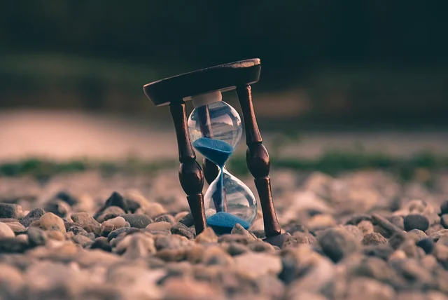 Hourglass marking the run-up to the 31 January Self Assessment deadline when HMRC scam texts peak