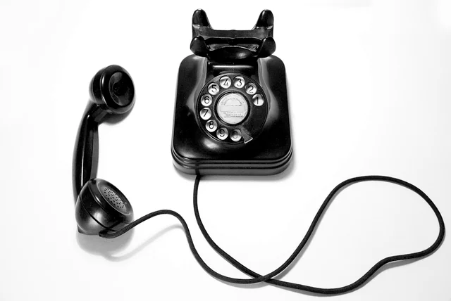 a telephone off the hook, the unexpected call that starts a safe account impersonation scam