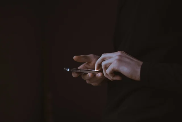 blocking and reporting a hi mum scam number on a messaging app